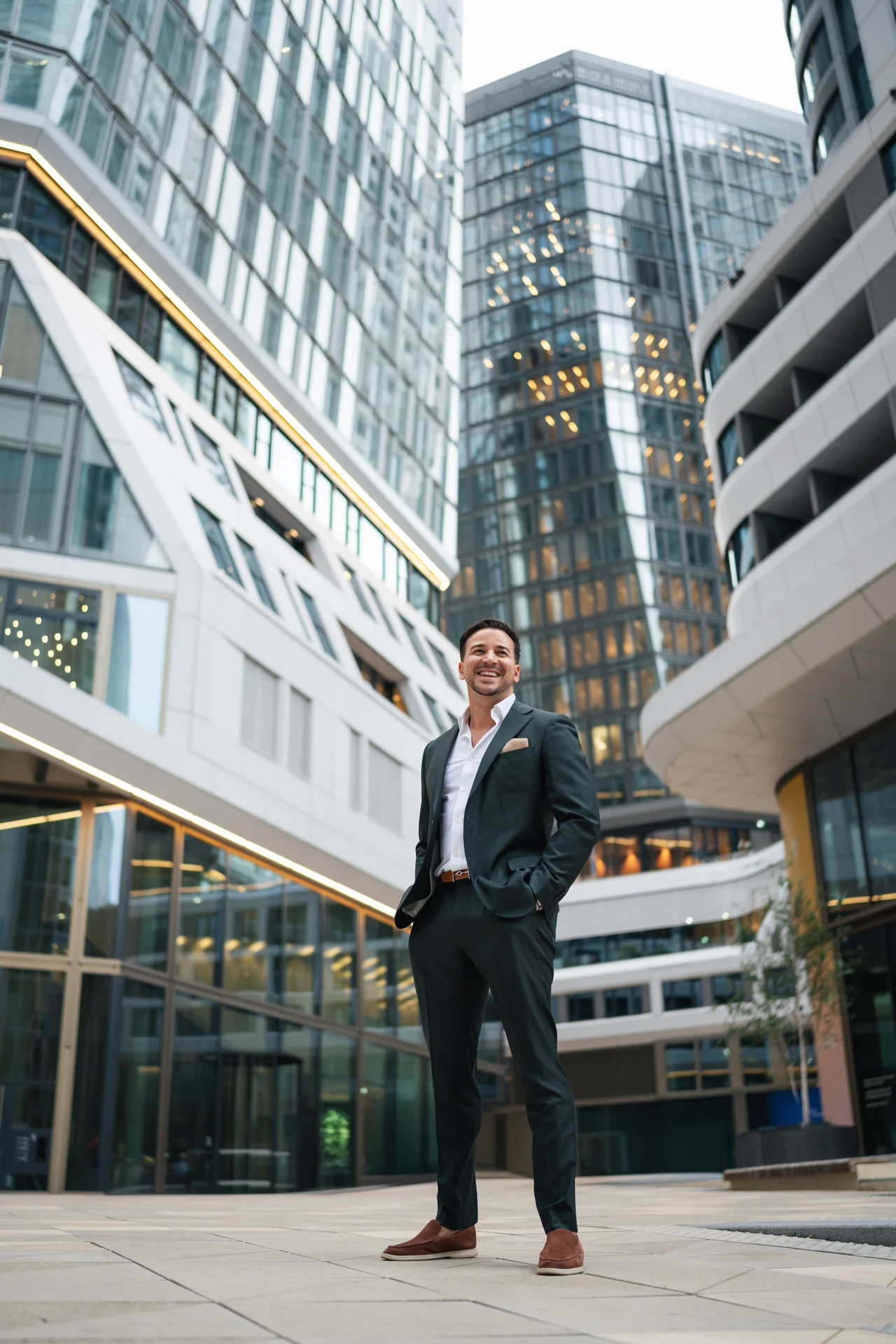 Nikola Andabak vor moderner Architektur