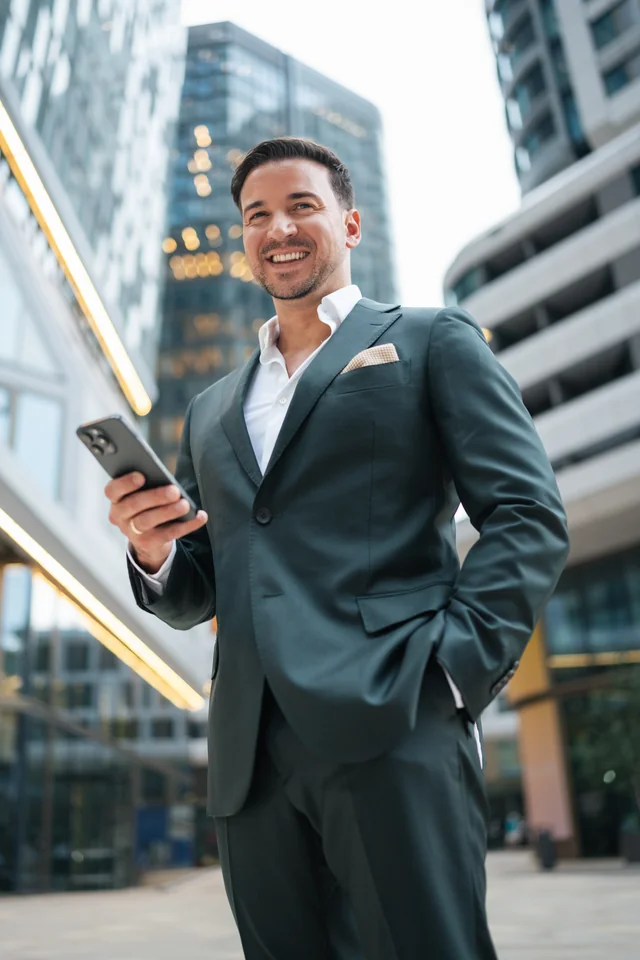 Nikola Andabak mit dem Telefon in der Hand